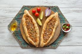 Pizza araba lahmacun sulla tavola di legno bianca. | Foto Premium | Food, Ethnic recipes, Hot dog buns